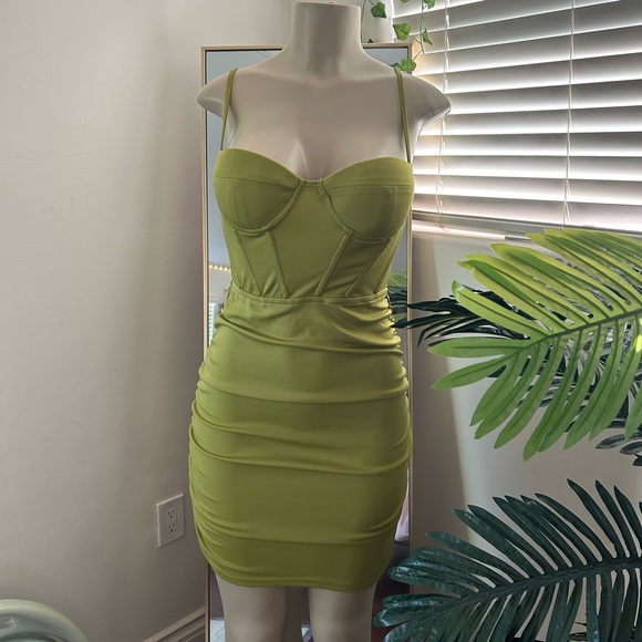 Green fitting dress - Picture 1 of 2